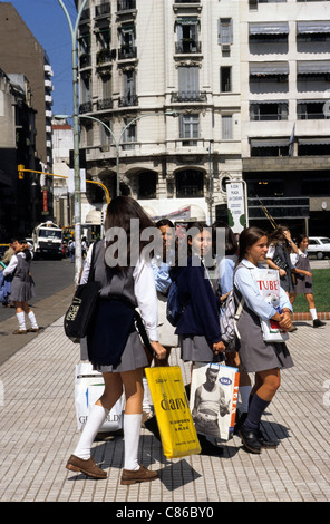 Buenos Aires, Argentinien. Schulmädchen auf dem Heimweg von der Schule. Stockfoto