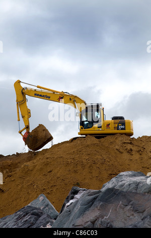 Komatsu PC 290 LC 360 Bagger bei der Arbeit auf einem küstenerosion Projekt in Norfolk, Großbritannien verfolgt. Stockfoto