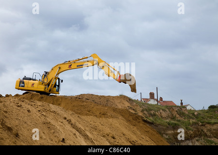 Komatsu PC 290 LC 360 Bagger bei der Arbeit auf einem küstenerosion Projekt in Norfolk, Großbritannien verfolgt. Stockfoto