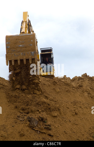 Komatsu PC 290 LC 360 Bagger bei der Arbeit auf einem küstenerosion Projekt in Norfolk, Großbritannien verfolgt. Stockfoto