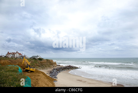 Komatsu PC 290 LC 360 Bagger bei der Arbeit auf einem küstenerosion Projekt in Norfolk, Großbritannien verfolgt. Stockfoto