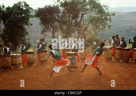 Burundi. Tänzer und Trommler aus einer traditionellen Burundi-Gruppe an der frischen Luft durchführen. Stockfoto