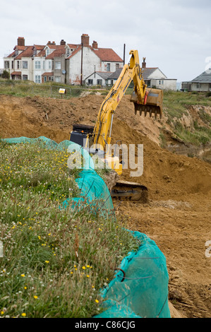 Komatsu PC 290 LC 360 Bagger bei der Arbeit auf einem küstenerosion Projekt in Norfolk, Großbritannien verfolgt. Stockfoto