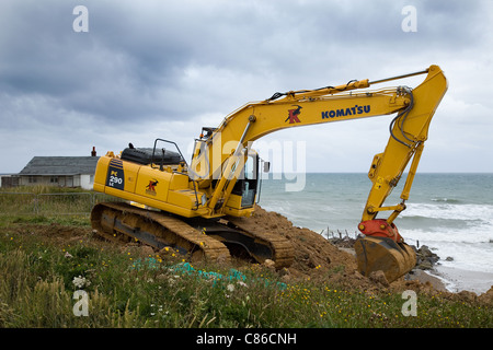 Komatsu PC 290 LC 360 Bagger bei der Arbeit auf einem küstenerosion Projekt in Norfolk, Großbritannien verfolgt. Stockfoto