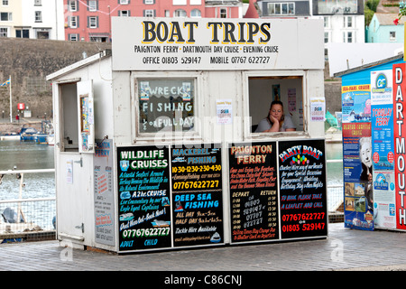 Kreuzfahrt Buchung Kiosk, Brixham Hafen, Brixham, Devon, England, UK. Stockfoto