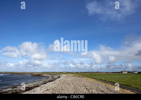 Schindel Wellenbrecher Küstenschutz Abwehrkräfte für Ackerland im County Sligo Republik von Irland Stockfoto