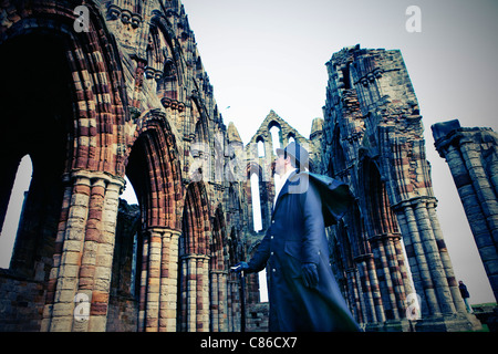 WHITBY; GOTH IN WHITBY ABBEY WÄHREND DES GOTHIC-FESTIVALS Stockfoto