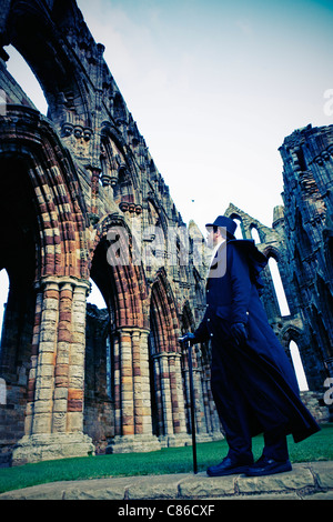 WHITBY; GOTH IN WHITBY ABBEY WÄHREND DES GOTHIC-FESTIVALS Stockfoto