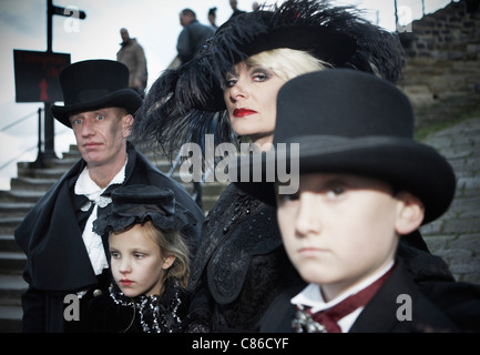 WHITBY; GOTISCHE FAMILIE AUF DEM GOTHIC FESTIVAL Stockfoto