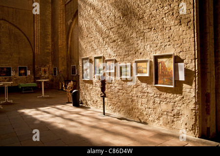 Ausstellung im Inneren der Marienkirche oder St. Maria Kirche, Hansestadt Stralsund, Mecklenburg-Vorpommern, Deutschland Stockfoto