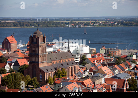 Blick über die Altstadt von Stralsund mit Kirche St. Jakob, Ozeaneum und Rügen Insel, Stralsund, Deutschland Stockfoto