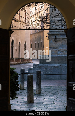 Straßenszene - Pienza, Toskana - am frühen Morgen Tür. Stockfoto