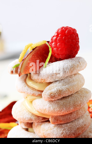 Halbmondförmige Vanille Kekse mit Pudding und Obst Stockfoto