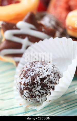 Kokos-beschichtete Schokolade Kugel in Papier-Fällen Stockfoto