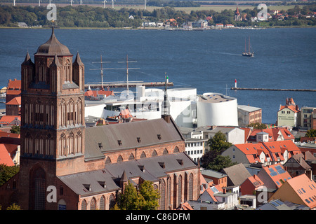 Blick über die Altstadt von Stralsund mit Kirche St. Jakob, Ozeaneum und Rügen Insel, Stralsund, Deutschland Stockfoto