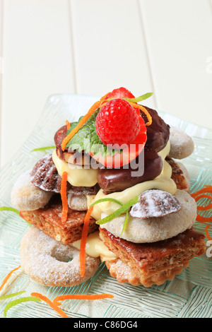 Haufen von sortierten Cookies und Vanillecreme Stockfoto