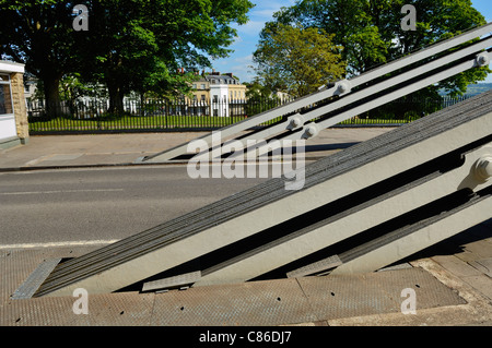 Die Aufhängeketten, die aus ihrem unterirdischen Ankerplatz auf der Ostseite der Clifton Suspension Bridge, England, hervorgehen. Stockfoto