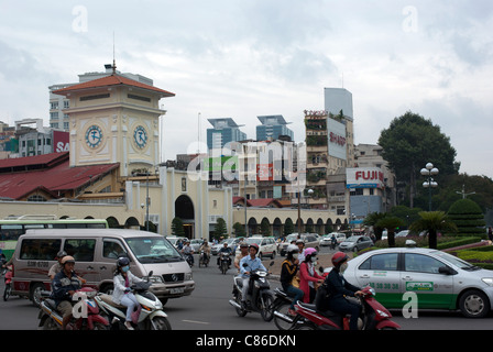 Belebten Kreisverkehr in der Nähe von Ben Thanh Markt, Ho-Chi-Minh-Stadt, Vietnam Stockfoto