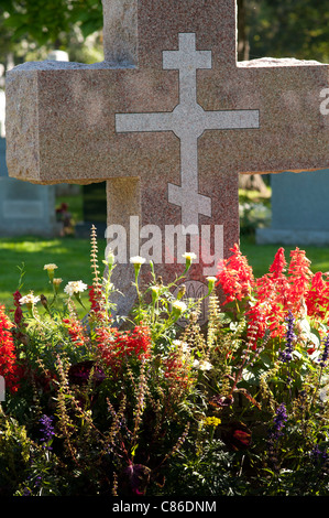 Orthodoxes Kreuz auf Grabstein. Stockfoto