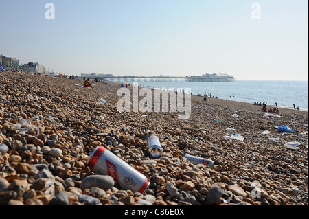 Leere Dosen Bier und Wurf links auf Brighton Beach East Sussex Stockfoto