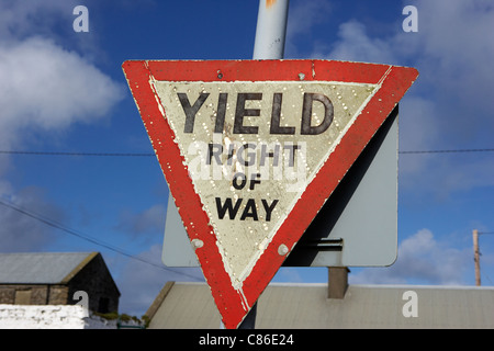 alte irische rote Dreieck Ertrag Vorfahrt Zeichen im ländlichen Irland Stockfoto