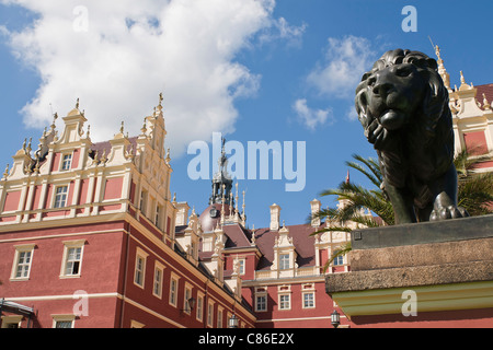 Löwe aus Bronze vor Palast "Fürst Pückler" in Bad Muskau, Deutschland. Stockfoto