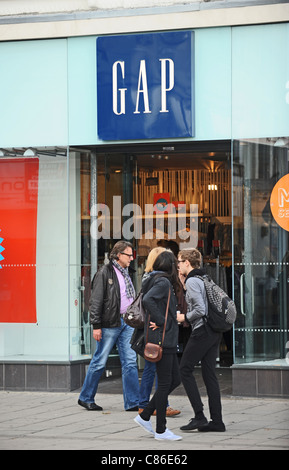 Lücke-Fashion-Store Brighton UK mit Personen auf dem Foto zu Fuß vorbei Stockfoto