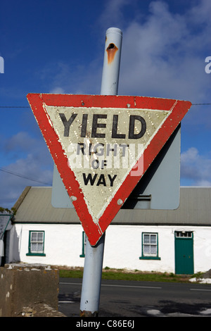 alte irische rote Dreieck Ertrag Vorfahrt Zeichen im ländlichen Irland Stockfoto