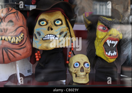 Halloween-Masken auf dem Display in einem Schaufenster Brighton Stockfoto
