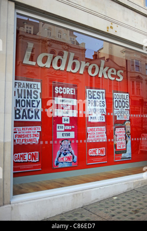 Die Buchmacher Ladbrokes shop Brighton zeigt Wett-Quoten im Fenster "Speicher" UK Stockfoto