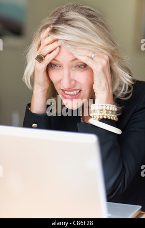 Frustriert Geschäftsfrau mit laptop Stockfoto