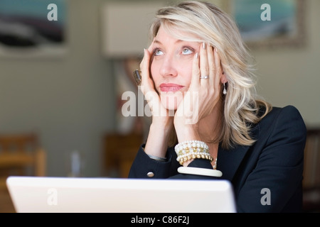 Frustriert Geschäftsfrau mit laptop Stockfoto