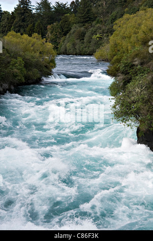 Das schnell fließende Waikato River an den Huka Falls in der Nähe von Taupo Nordinsel Neuseeland Stockfoto