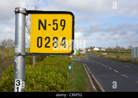 Meile Birdie Marker Straße Zeichen Wegweiser auf der n-59 Grafschaft Sligo Republik Irland Stockfoto