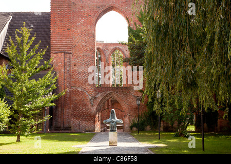 Ruine der St.Johannis Kirche am Johanniskloster, einem ehemaligen Franziskanerkloster in der hanseatischen Stadt Stralsund, Deutschland Stockfoto