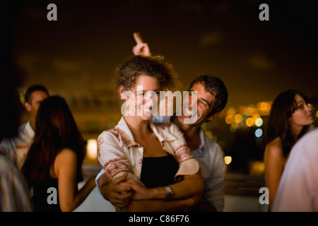 Paare tanzen auf Party in der Nacht Stockfoto