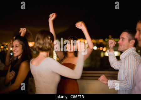 Die Menschen tanzen auf Party in der Nacht Stockfoto