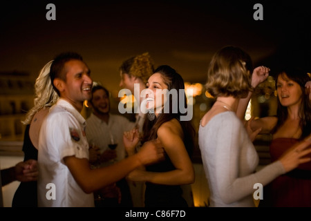 Die Menschen tanzen auf Party in der Nacht Stockfoto