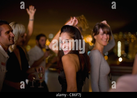 Frau tanzt auf Party in der Nacht Stockfoto