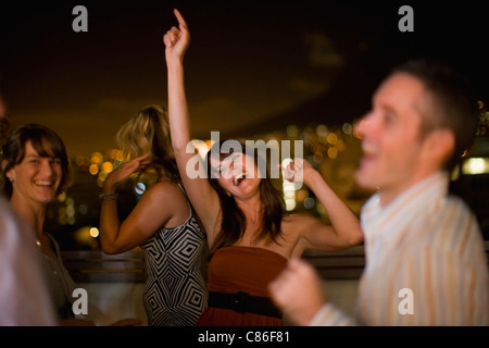 Die Menschen tanzen auf Party in der Nacht Stockfoto