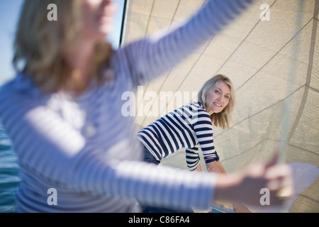 Frauen, die Segel auf Boot anpassen Stockfoto