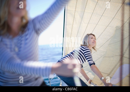 Frauen, die Segel auf Boot anpassen Stockfoto