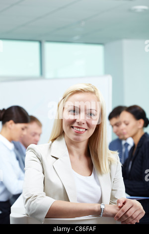 Junge Anführerin gegen ihre Business-team Stockfoto