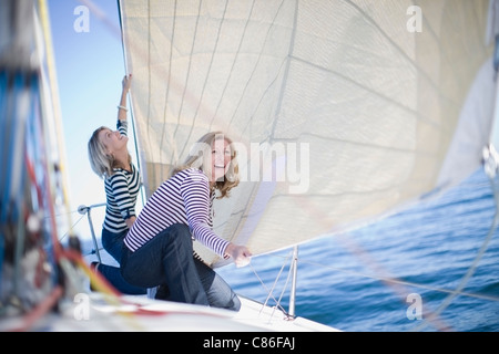 Frauen, die Anpassung Segeln auf Boot Stockfoto