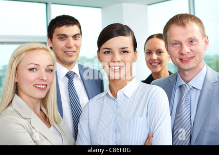 Porträt des jungen Geschäftsleuten Blick in die Kamera und lächelnd Stockfoto