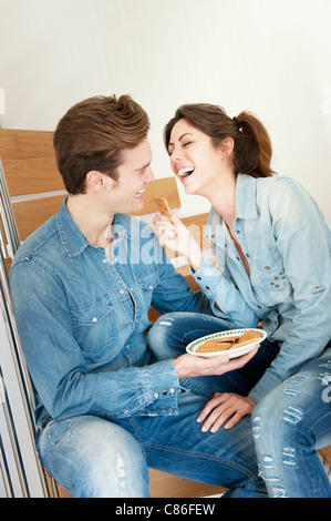 Paar mit einem Snack auf Treppe Stockfoto