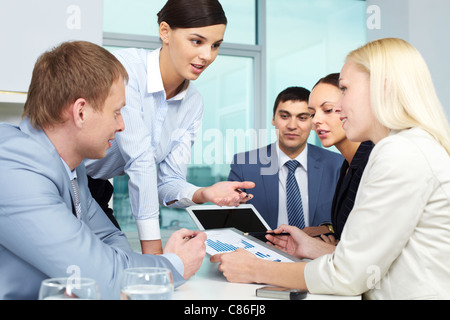 Junge Geschäftsfrau präsentieren ihre Arbeit Stockfoto