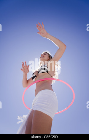 Niedrigen Winkel Ansicht von Frau Hula hooping Stockfoto