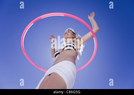 Niedrigen Winkel Ansicht von Frau Hula hooping Stockfoto