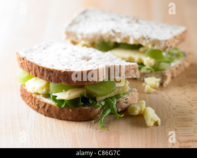 Käse und Trauben auf kernigen Vollkornbrot Stockfoto